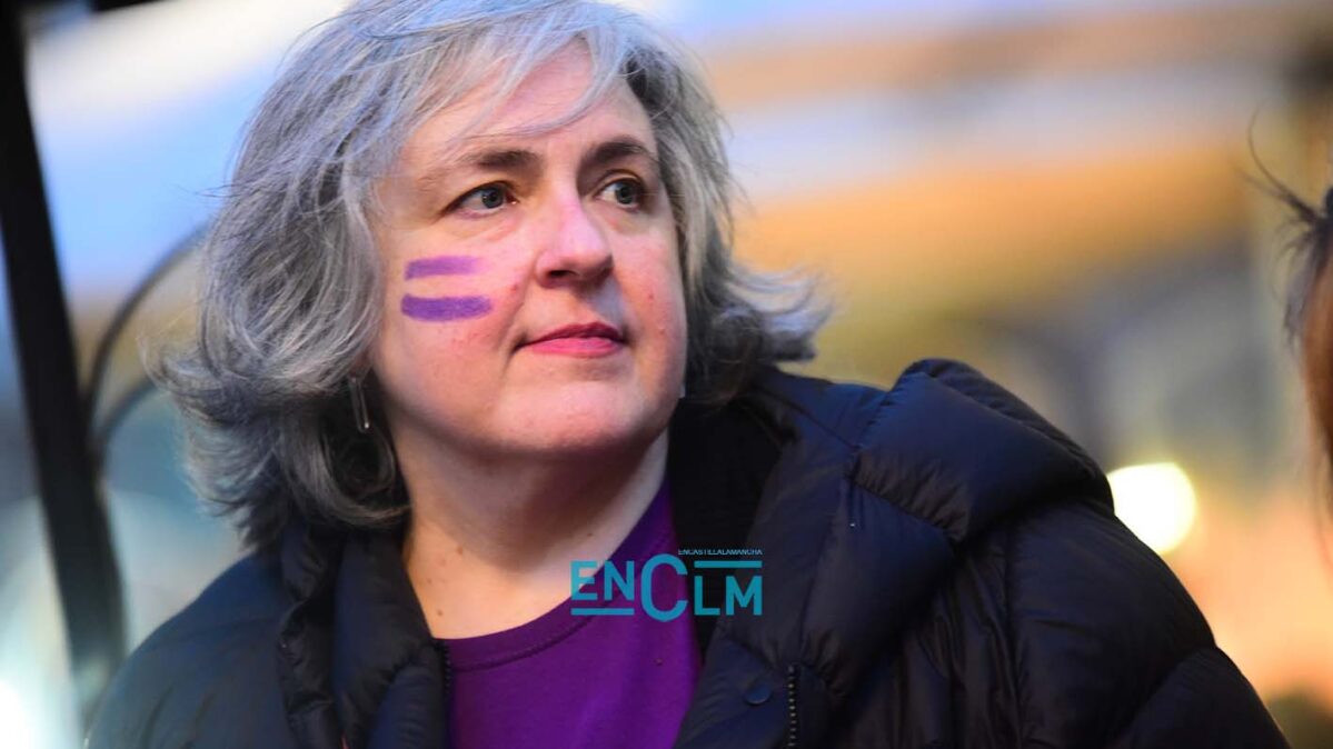 Isabel Álvarez, la responsable de Mujer de IU CLM, en la manifestación de este 8M. Foto: Rebeca Arango.