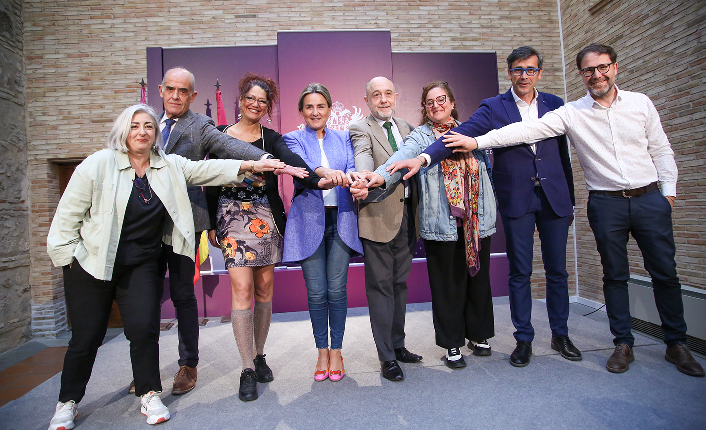 Milagros Tolón, con algunos de los integrantes de la Mesa del Casco Histórico de Toledo.