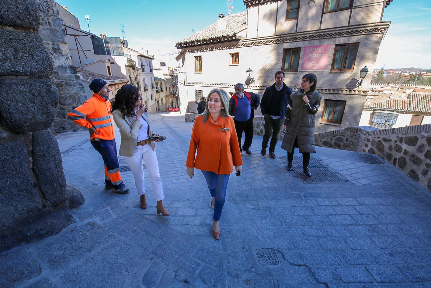 La alcaldesa de Toledo, Milagros Tolón, visitando las obras ya finalizadas del entorno del Cristo de la Luz.