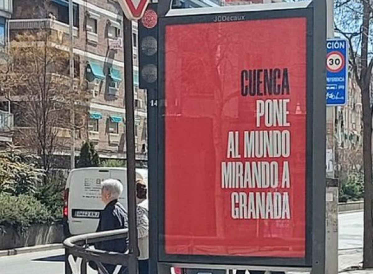 Marquesina con el cartel promocional del alcalde Francisco Cuenca.