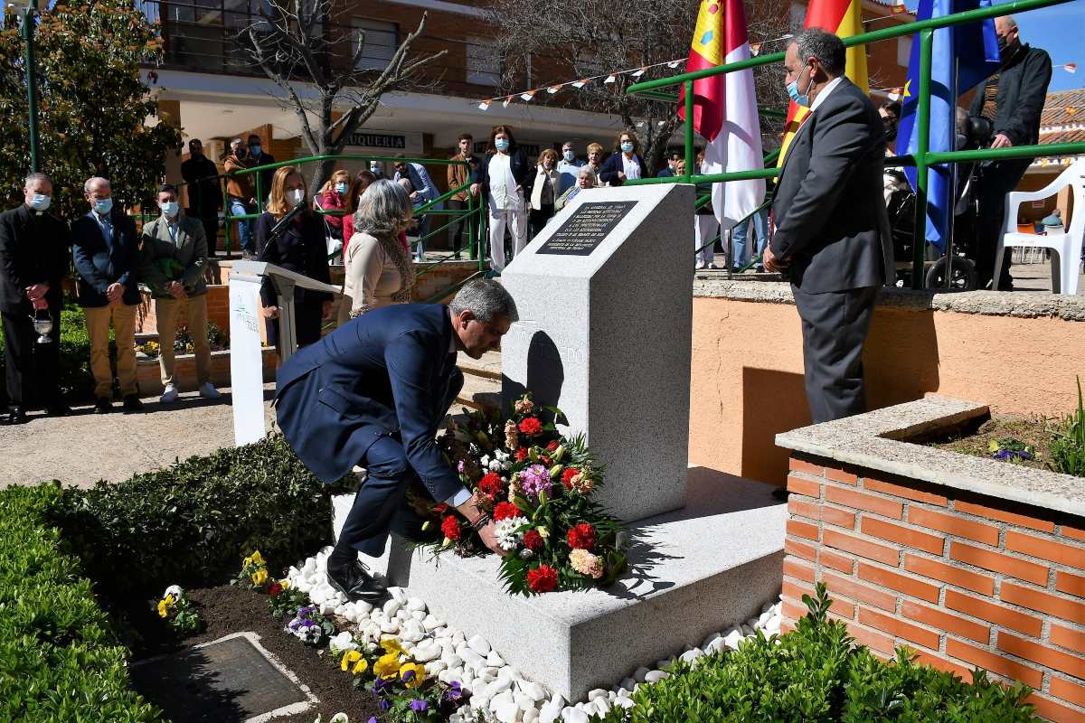 Álvaro Gutiérrez, inaugurando el monolito por las víctimas de la Covid en la RSA San José.