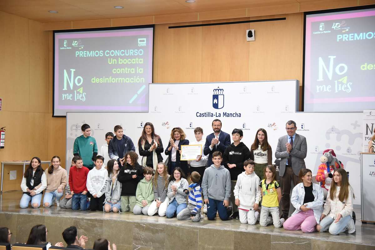 Foto de familia en la entrega de premios del concurso "Un bocata contra la desinformación".