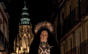 Nuestra Señora de la Soledad, con la Catedral de Toledo al fondo.