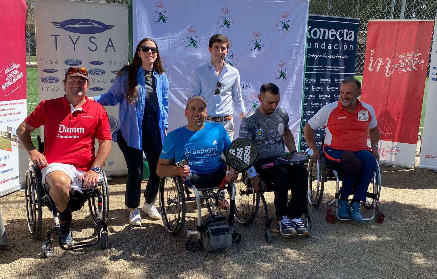 Óscar Agea (segundo por la izquierda), con Coco Bernal tras ganar el Open Nacional de Sevilla.