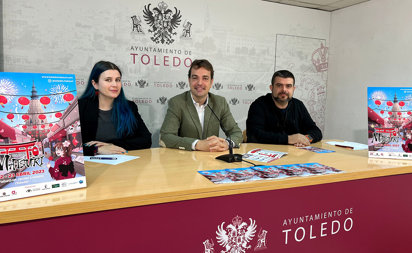 Pablo García, en el centro, concejal de Juventud. Junto a él, Maddi Rivas y Emilio Gómez.