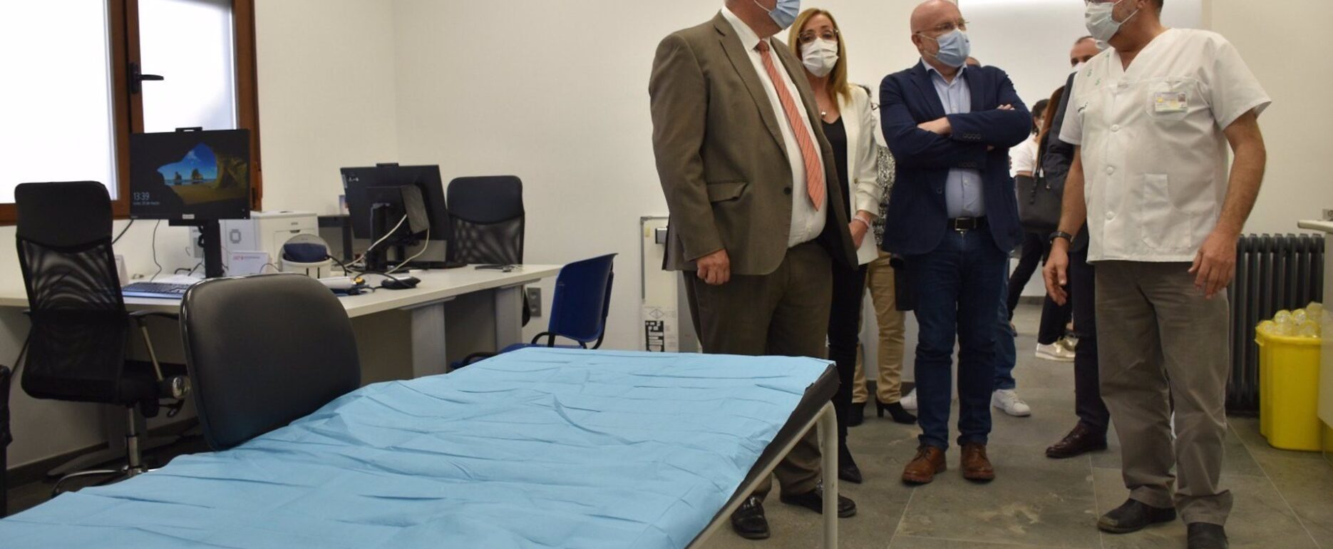 El vicepresidente de C-LM, José Luis Martínez Guijarro, en el consultorio de Molinicos (Albacete).