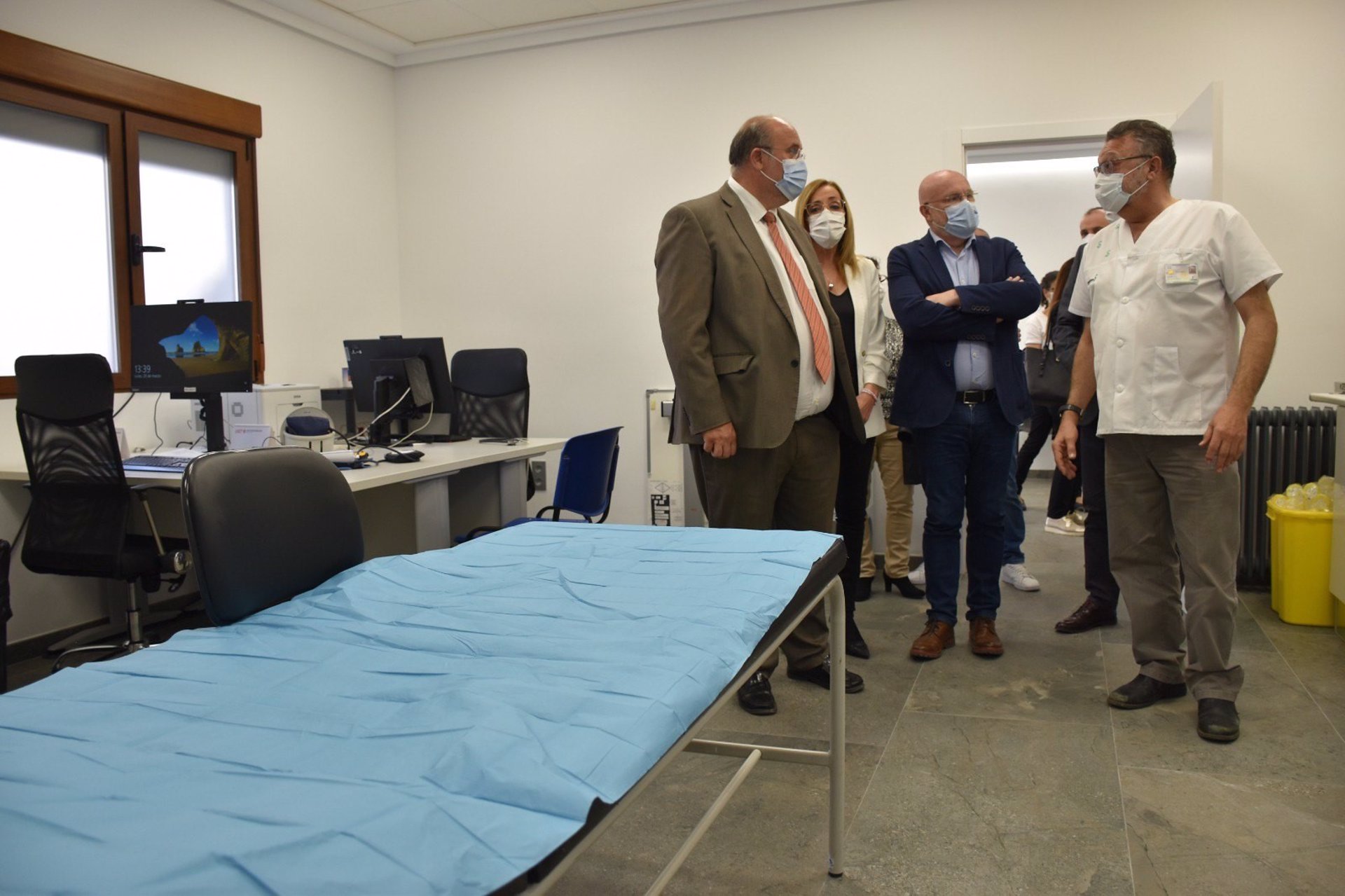 El vicepresidente de C-LM, José Luis Martínez Guijarro, en el consultorio de Molinicos (Albacete).