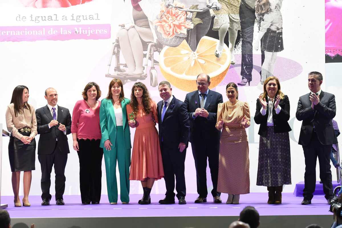 Entrega del premio a Isabel Valdés, periodista de El País, en el acto institucional del 8M en Castilla-La Mancha.