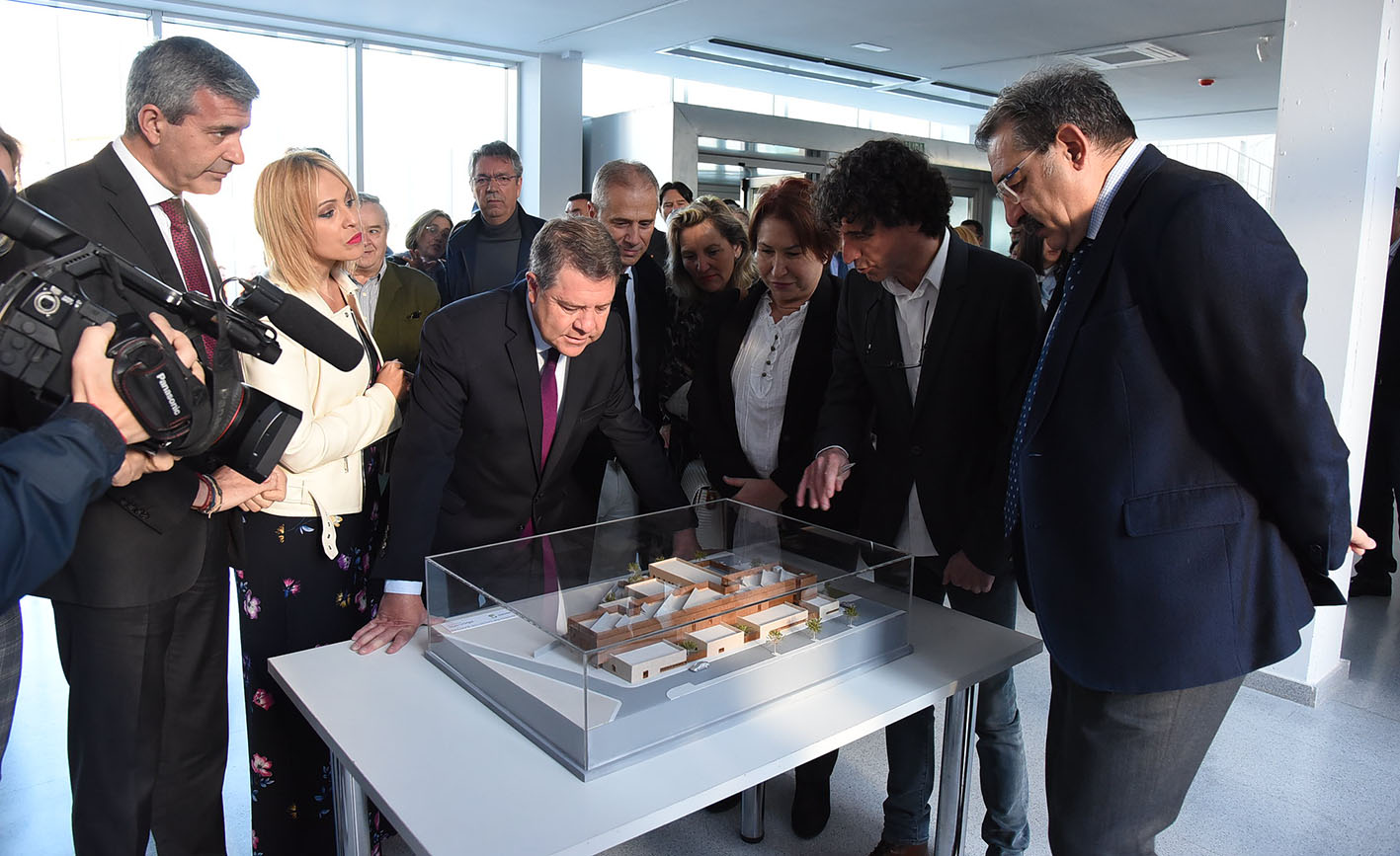 Page, observando la maqueta del que será el nuevo centro de salud de Bargas (Toledo).