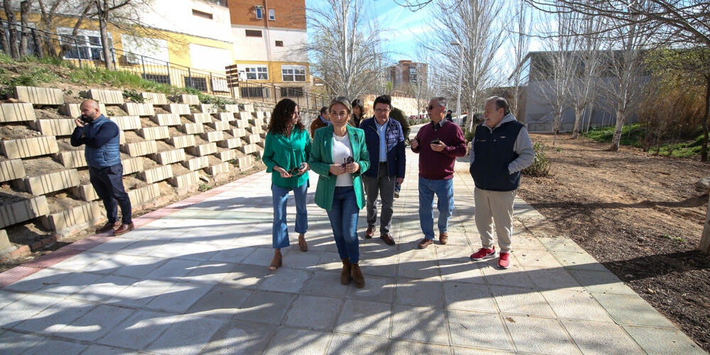 Tolón, durante la visita al "nuevo" Paseo de Don Vicente tras las obras realizadas.