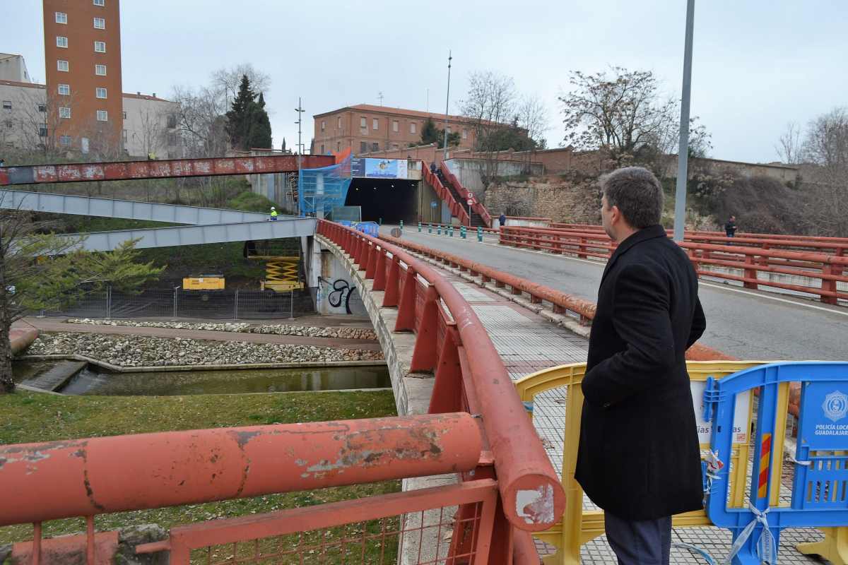 Rafael Pérez Borda, concejal de Urbanismo de Guadalajara visita la zona de trabajo de la pasarela del Alamín