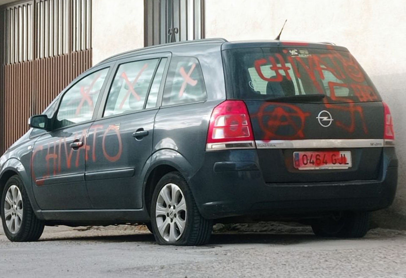 Así ha aparecido el coche del alcalde de San Martín de Pusa.