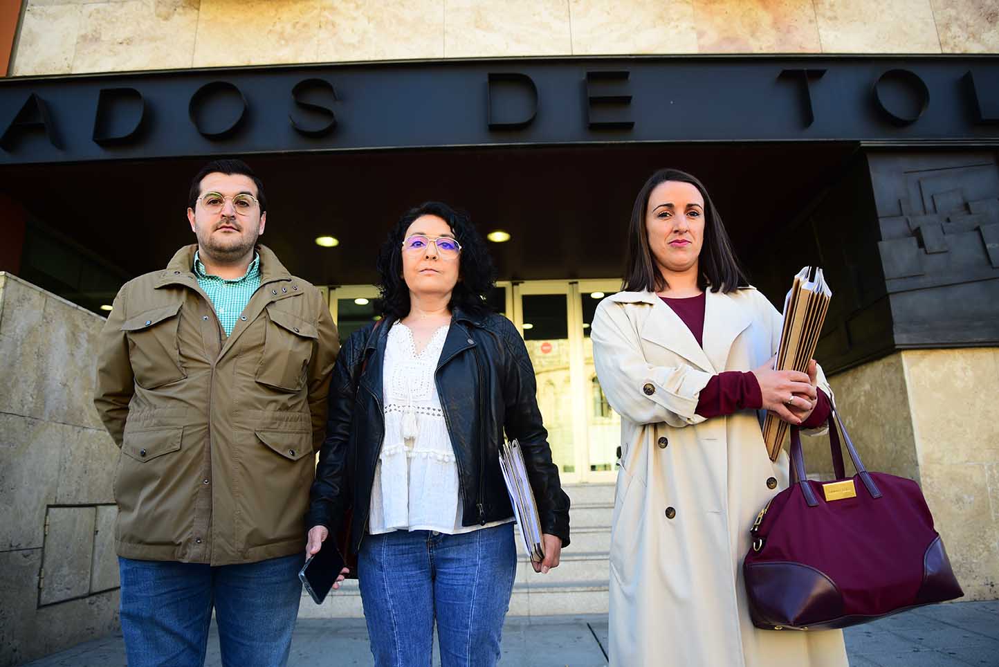 Los concejales de Cs, IU y PSOE, antes de presentar la denuncia ante los juzgados. Foto: Rebeca Arango.