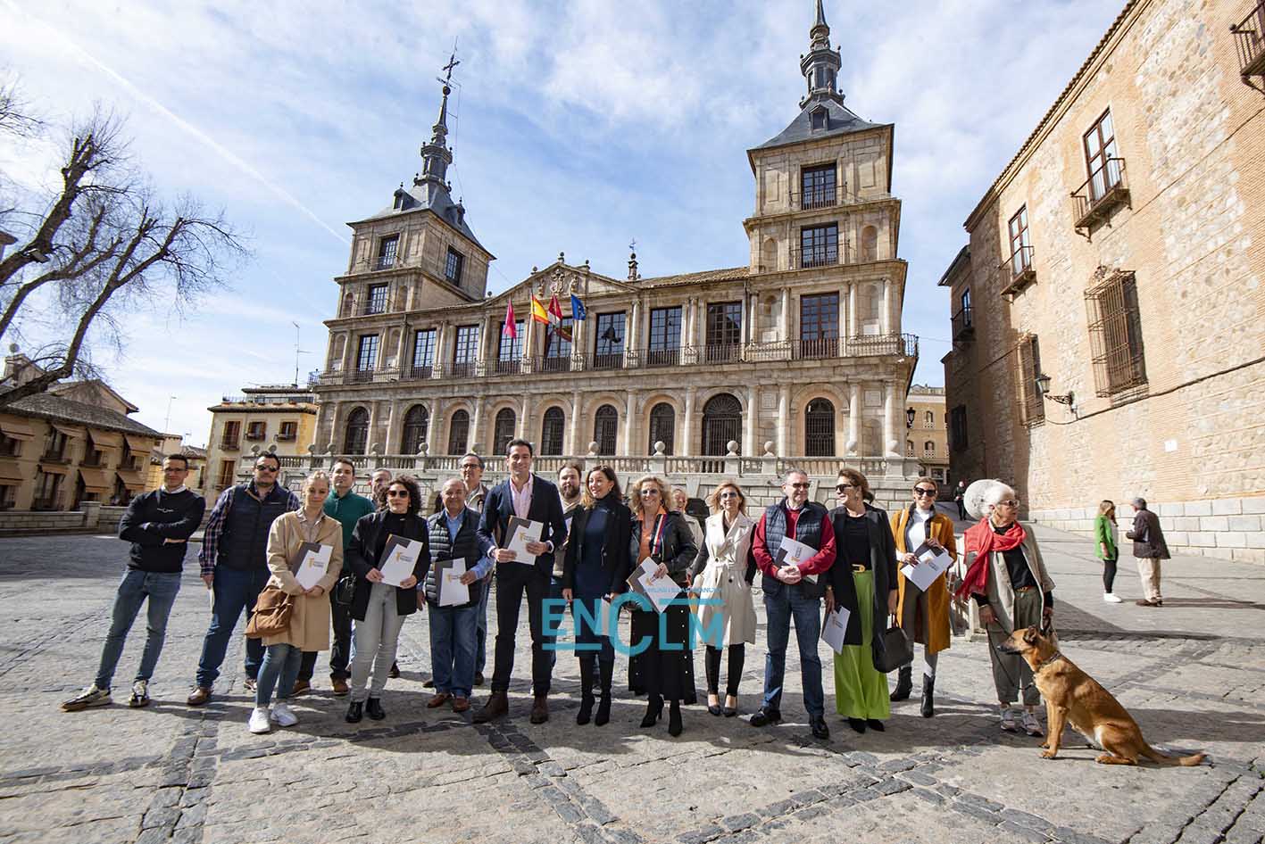 Julio Comendador y parte de su equipo, en la Plaza del Ayuntamiento