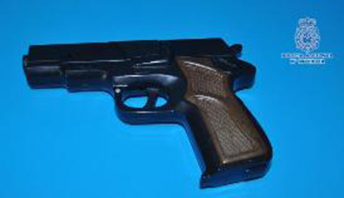 La pistola simulada que utilizaron en algunos de los robos.