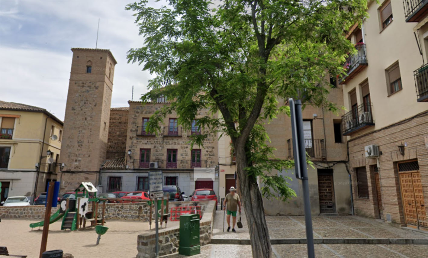 Al fondo, el antiguo edificio de RNE en Toledo, en el Paseo de San Cristóbal.