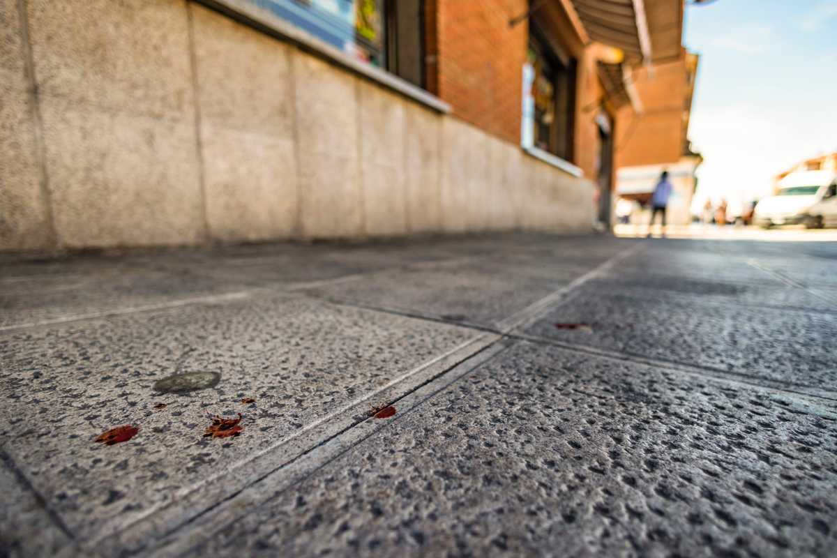 Sangre en la acera tras el apuñalamiento en Toledo. Foto: EFE/Ángeles Visdómine.