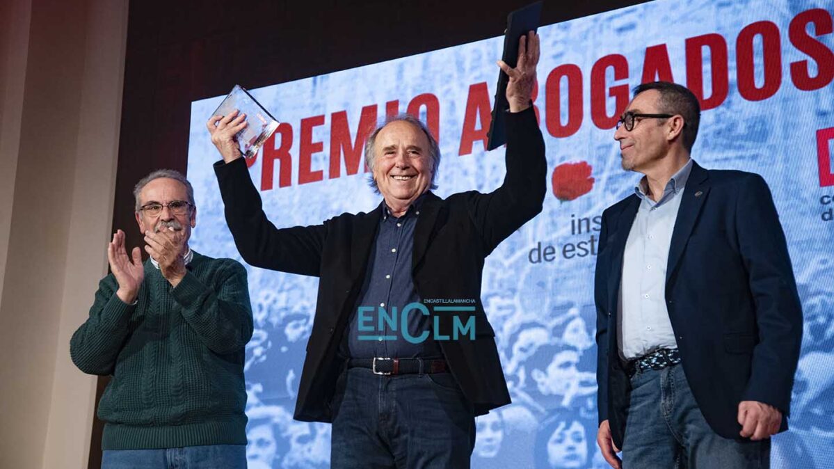 Serrat con el Premio Abogados de Atocha 2023. Foto: Rebeca Arango.