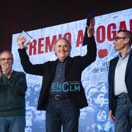 Serrat con el Premio Abogados de Atocha 2023. Foto: Rebeca Arango.