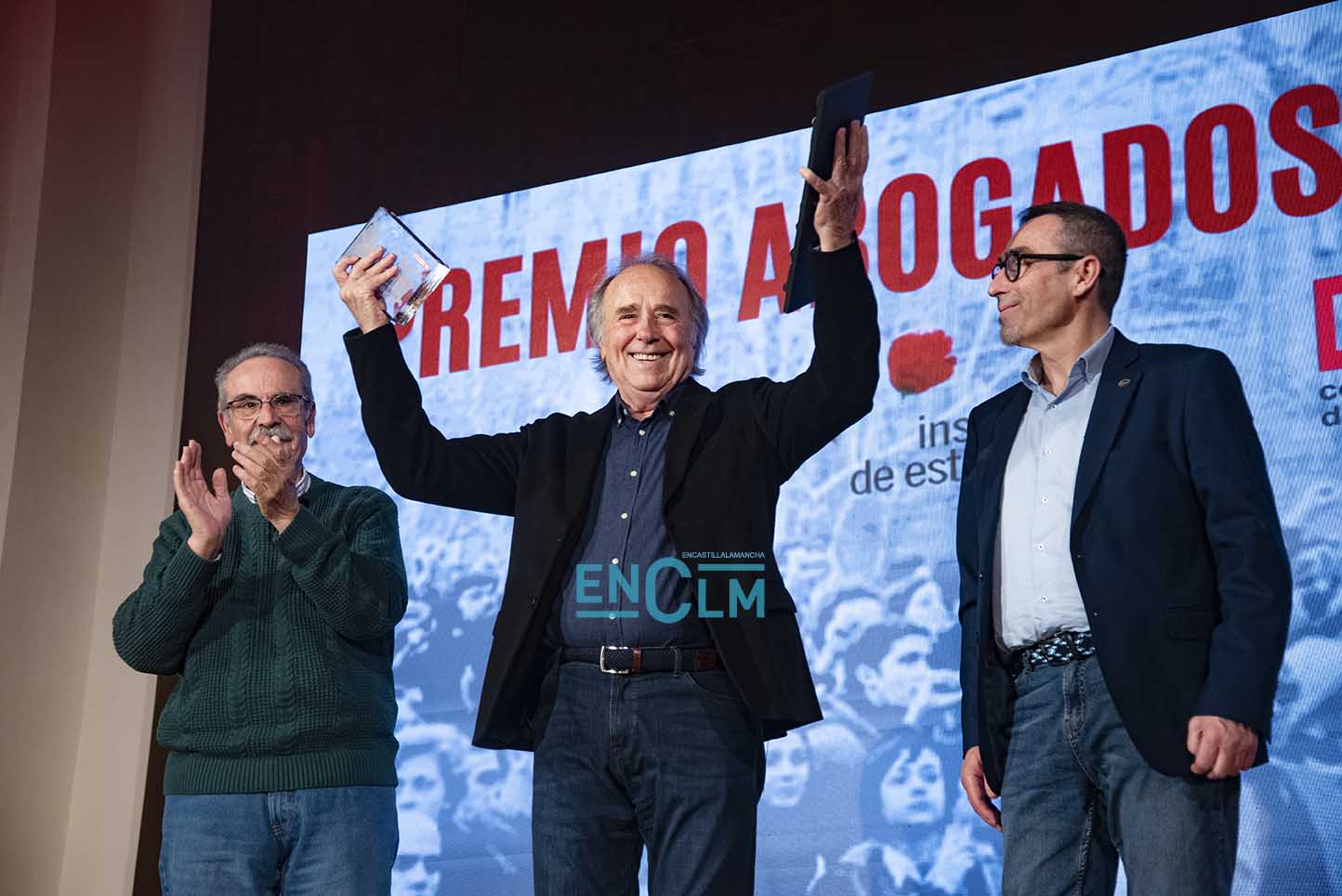 Serrat con el Premio Abogados de Atocha 2023. Foto: Rebeca Arango.