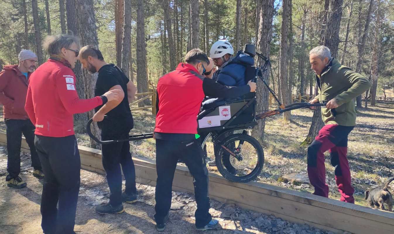 Hacen falta cuatro personas para ayudar al deportista adaptado.