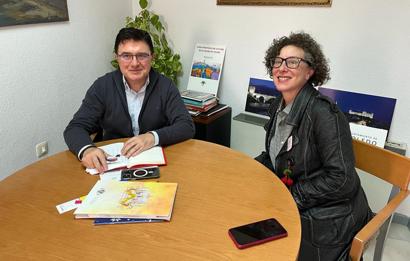 Teo García, concejal de Cultura de Toledo, junto a la coordinadora del Festival Internacional de Poesía Voix Vives, Alicia Es. Martínez.