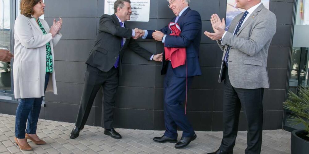 Saludo entre Emiliano García-Page y José Manuel Tofiño en la inauguración de Centro de Formación de Construcciones Aeronáuticas en Illescas.