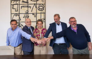 Milagros Tolón, junto al concejal Paco Rueda y los representantes sindicales.