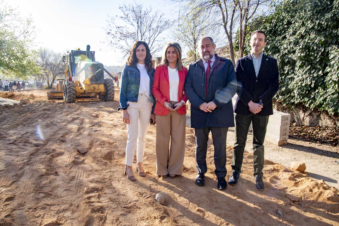 Milagros Tolón, alcaldesa de Toledo; y Julián Garde, rector de la UCLM, durante la visita a las obras del párking de la Fábrica de Armas. Foto: Rebeca Arango.