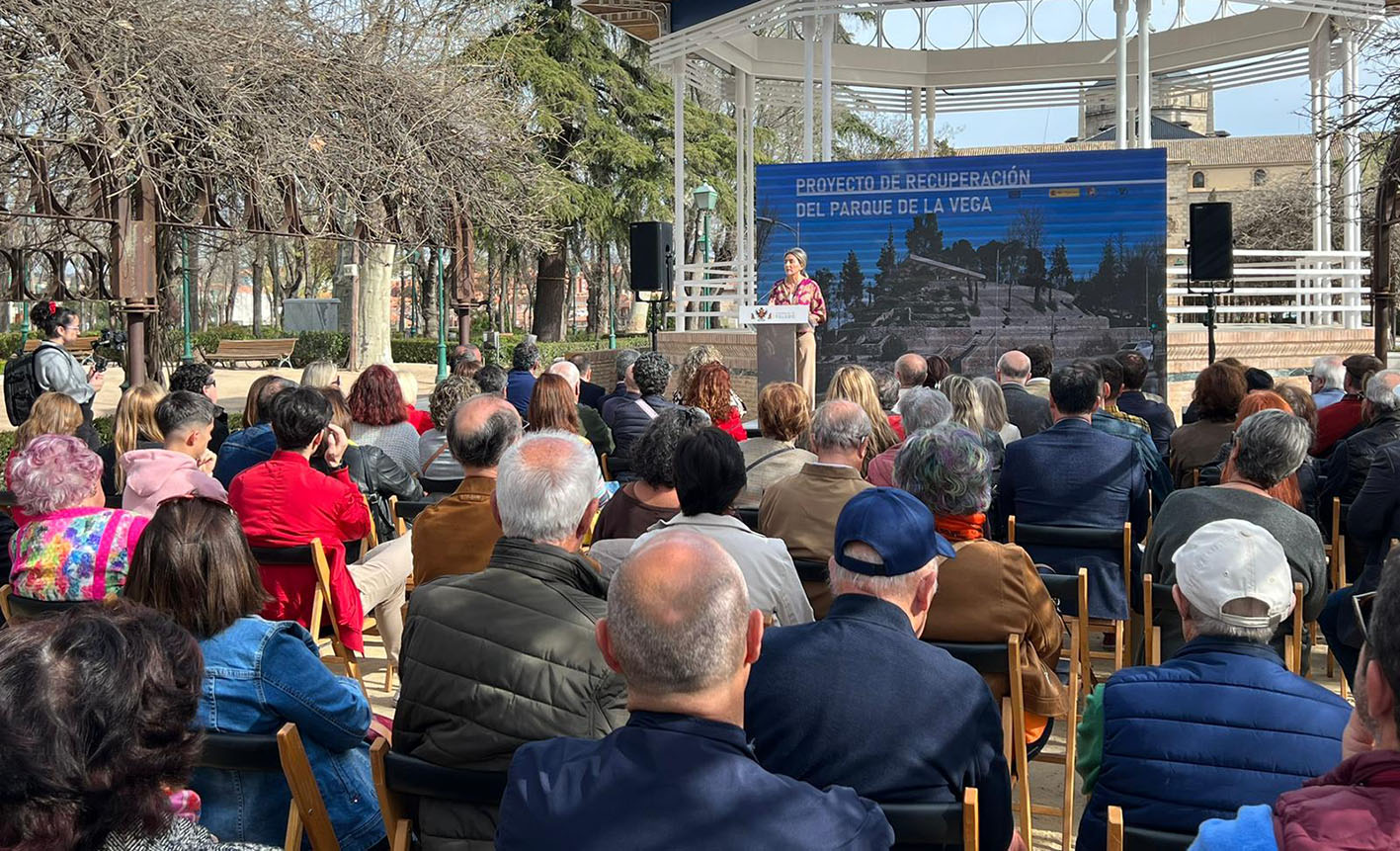 Milagros Tolón, alcaldesa de Toledo, durante la presentación del proyecto del que será el "nuevo" parque de la Vega.