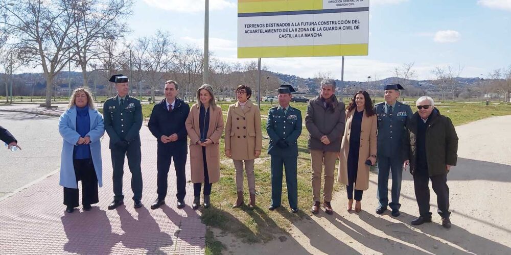 La alcaldesa de Toledo, Milagros Tolón; y la directora general de la Guardia Civil, María Gámez, junto a mandos de la institución.