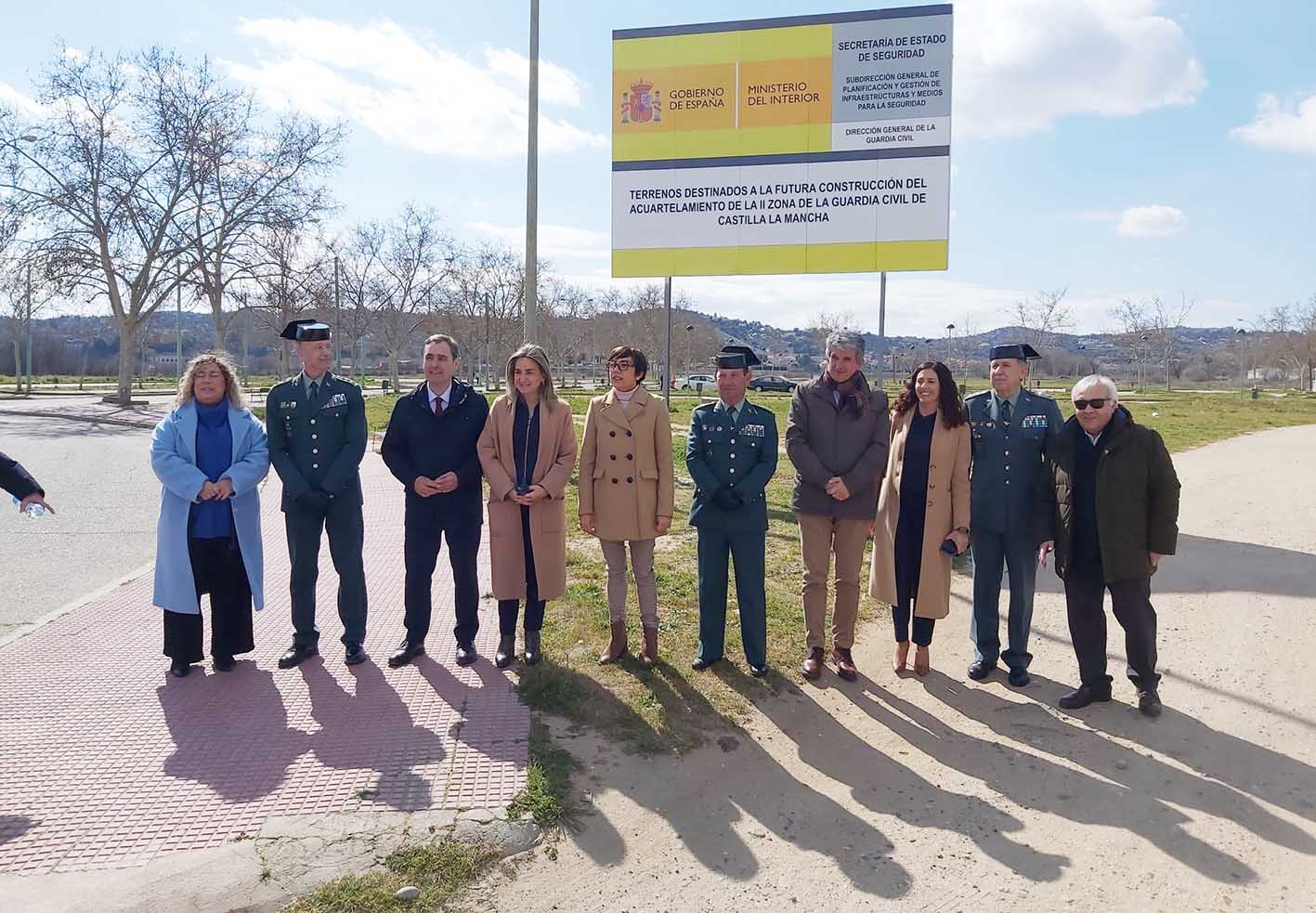 La alcaldesa de Toledo, Milagros Tolón; y la directora general de la Guardia Civil, María Gámez, junto a mandos de la institución.