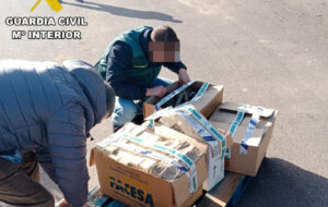 Agentes de la Guardia Civil junto a algunas de las botellas de vino "mal" etiquetadas.