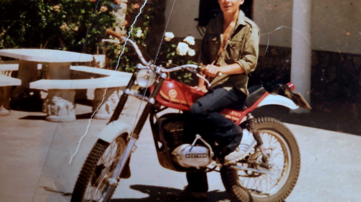 Javier Toquero con su moto con 15 años