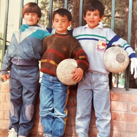 Israel Marco de pequeño con sus amigos