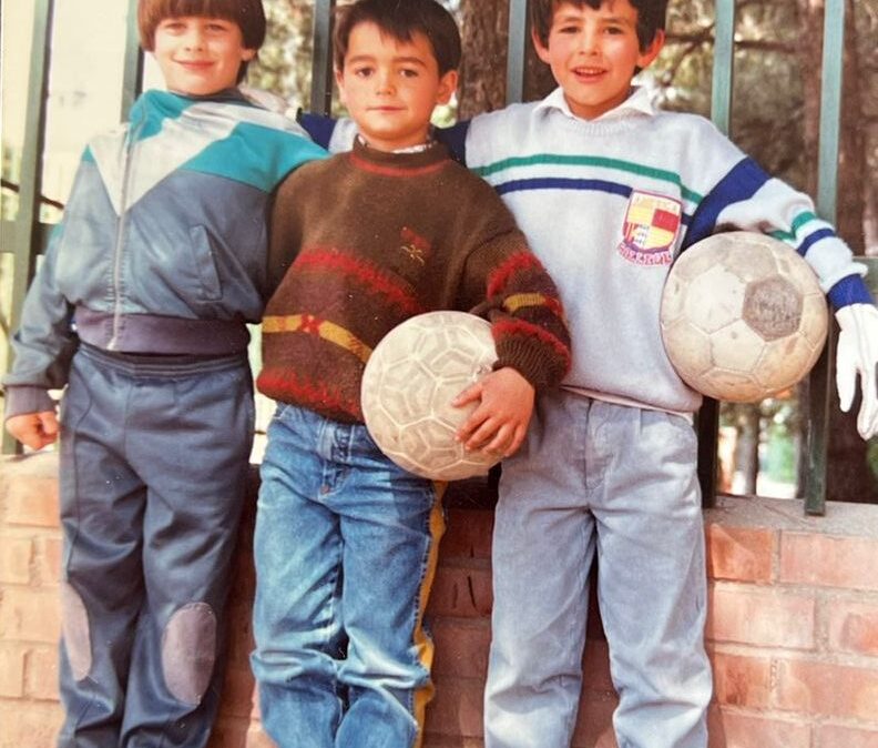 Israel Marco de pequeño con sus amigos