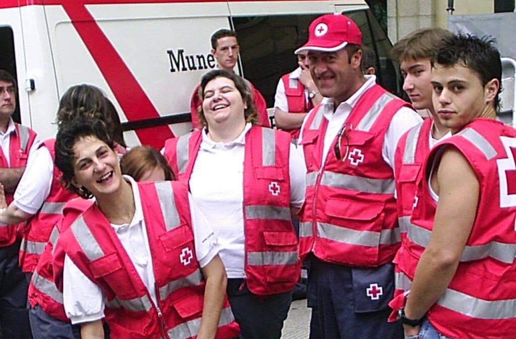 Nieves Navarro con sus compañeros durante su voluntariado en Cruz Roja.