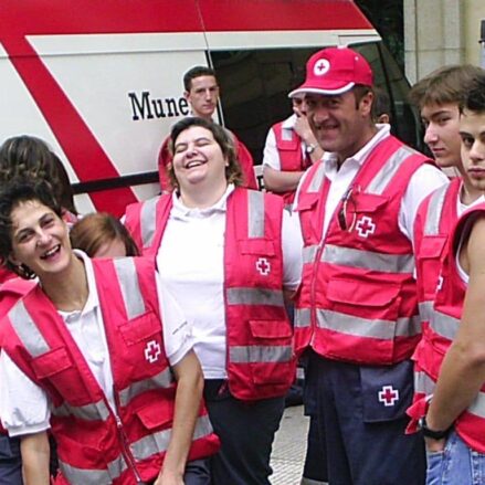 Nieves Navarro con sus compañeros durante su voluntariado en Cruz Roja.