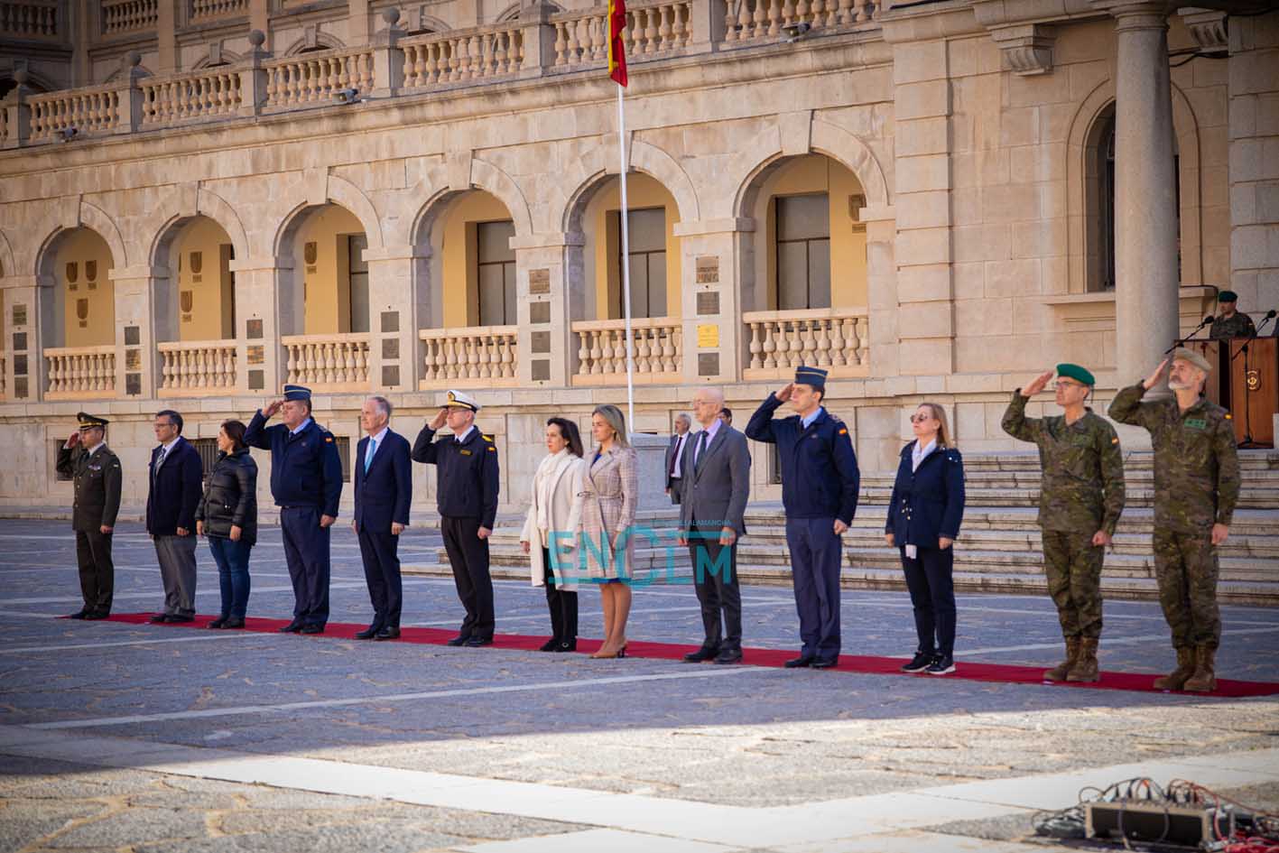 Las autoridades civiles y militares, durante el acto de despedida a los 198 ucranianos. Foto: Diego Langreo Serrano.