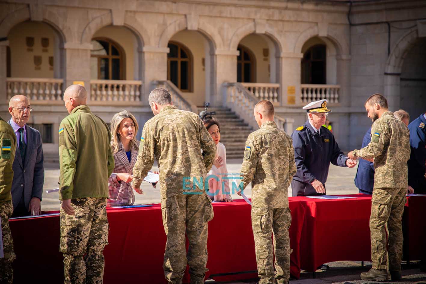 Los civiles ucranianos han recibido un diploma de las autoridades. Foto: Diego Langreo Serrano.