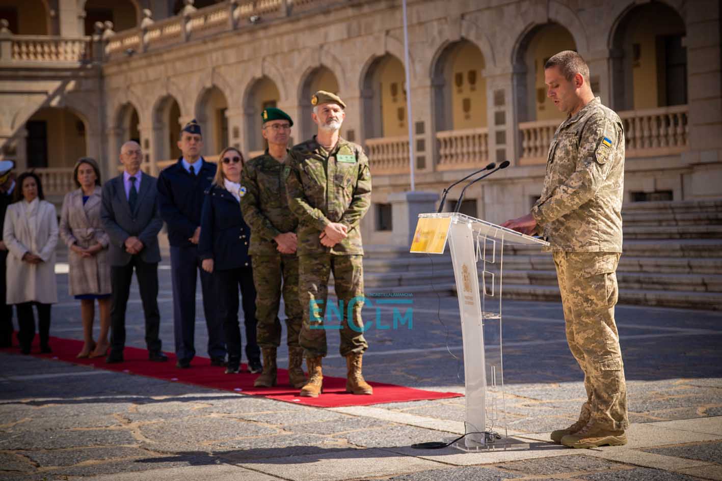 Uno de los civiles ucranianos, formado para la batalla, se despide de la Academia de Infantería de Toledo. Foto: Diego Langreo Serrano.