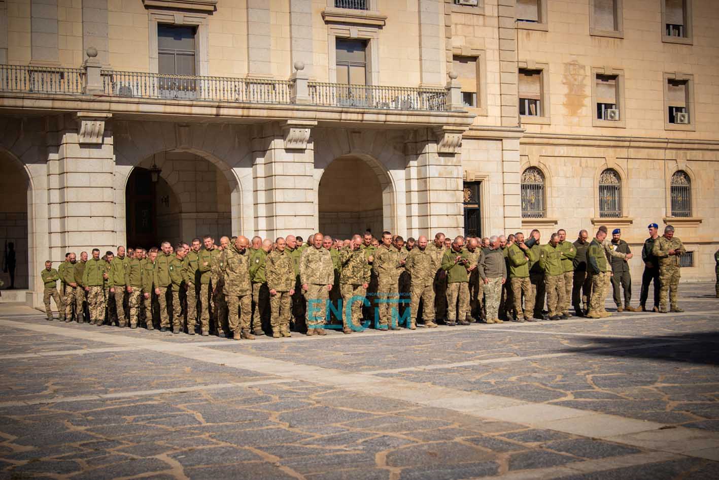 Son civiles. Son ucranianos. 198 en concreto. Durante cinco semanas han recibido instrucción en la Academia de Infantería de Toledo y en unas horas se van al frente, a matar o a morir. O a ambas cosas. Foto: Diego Langreo Serrano.