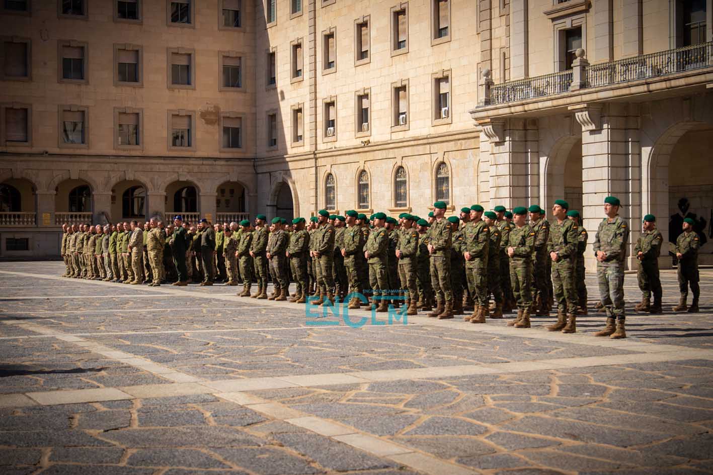 Los soldados españoles, a la derecha; los civiles ucranianos, a la izquierda. Foto: Diego Langreo Serrano.