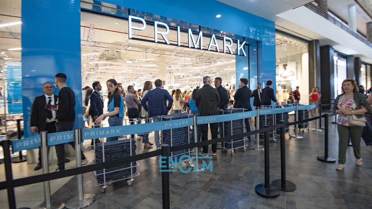 Colas en el Primark en el primer día de su apertura.