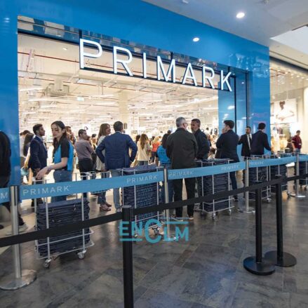 Colas en el Primark en el primer día de su apertura.