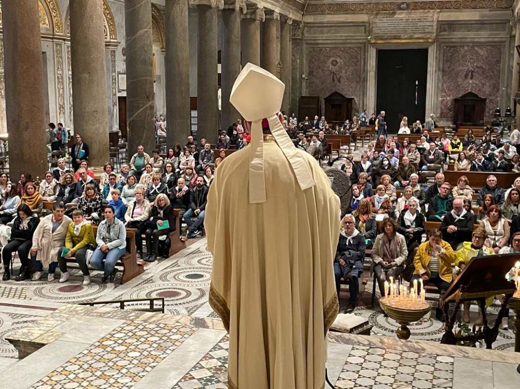 Misa en la basílica de Santa María de Trastévere.