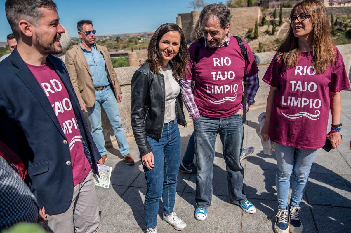 Ione Belarra, con miembros de la Plataforma en Defensa del Tajo. Foto: EFE/Ismael Herrero.