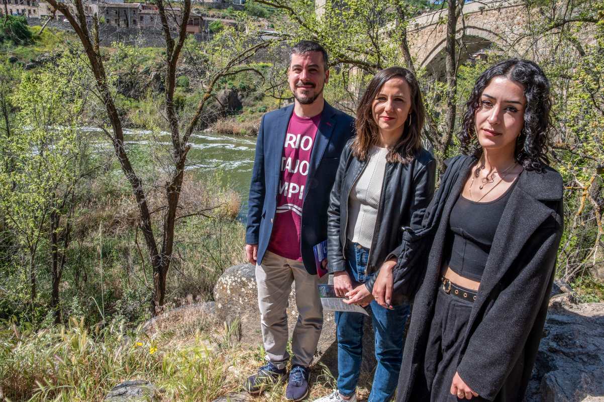 Ione Belarra (c), durante una visita a la senda ecológica del río Tajo junto al candidato de Unidas Podemos a la Presidencia de Castilla-La Mancha, José Luis García Gascón (izda). EFE/Ismael Herrero.