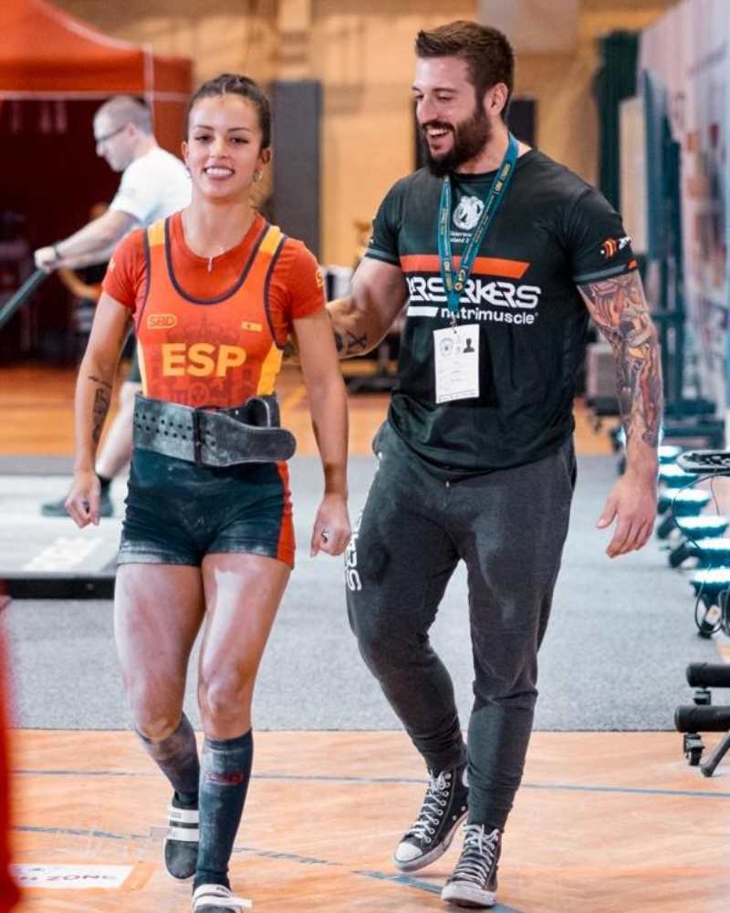 Jessica Cabañil, junto con su entrenador Óscar Sánchez en el pasado Europeo 2022 en Polonia.