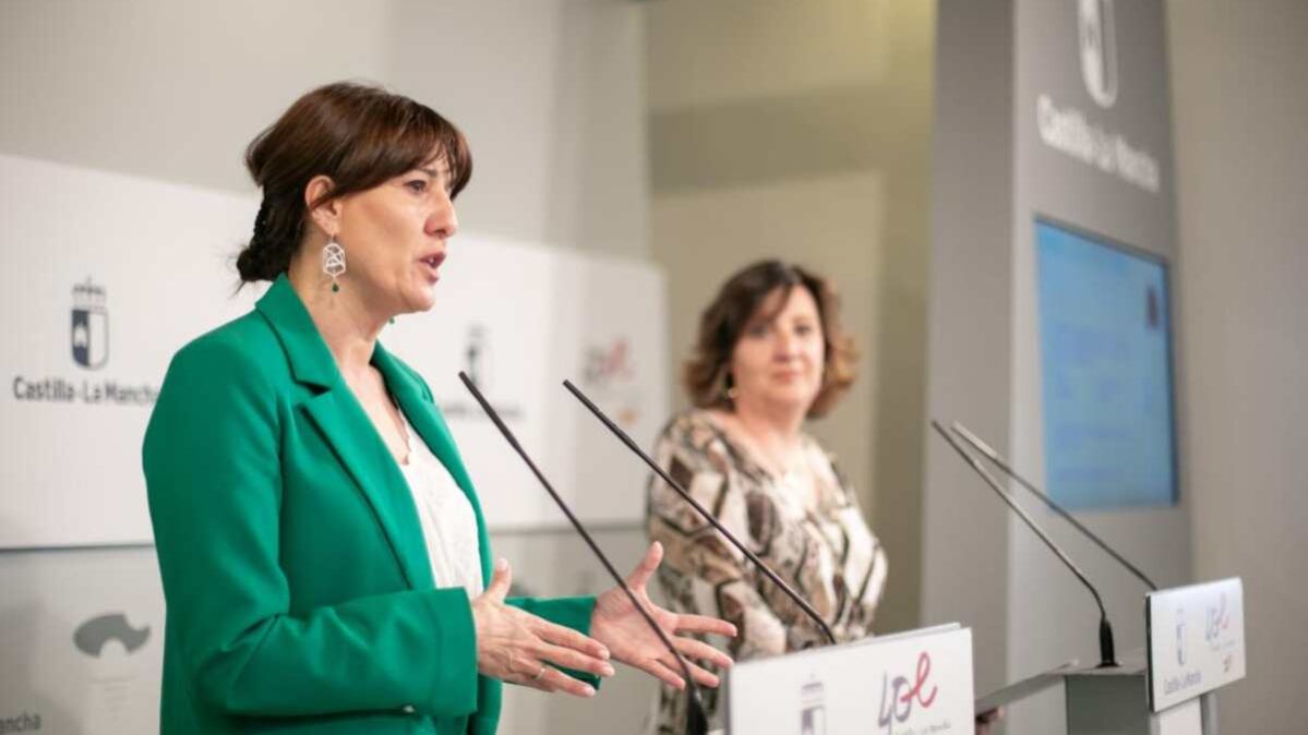 Blanca Fernández, anunciando la contratación de los psicólogos y trabajadoras y educadoras sociales.